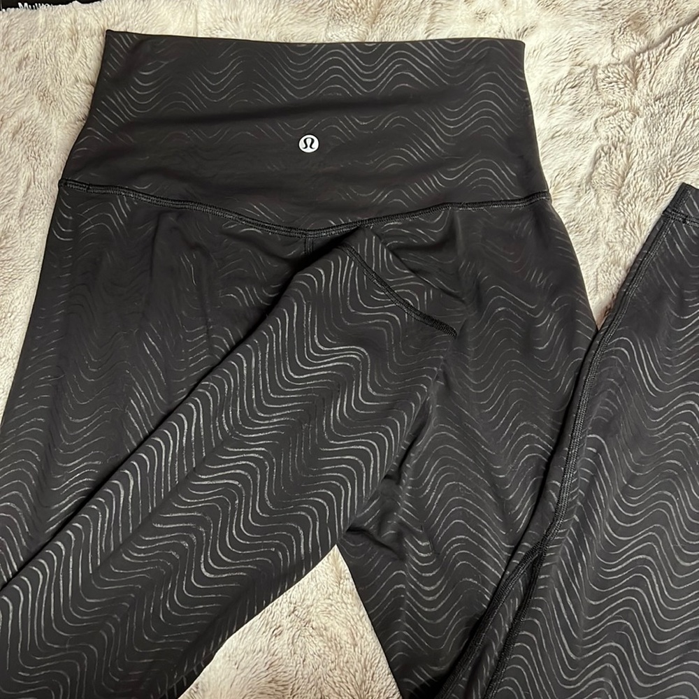 Lululemon Align 25 inch Leggings, Black on Black design, Size Dot 6. EUC!